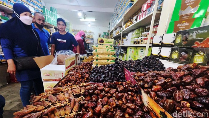 Jelang Ramadan, Buah Kurma Mulai Diburu Pembeli Tak seperti hari-hari biasanya, penjual kurma di Pasar Tanah Abang, Jakarta, Senin (28/03/2022), sesak dipadati pembeli. Jelang memasuki bulan Ramadan 1443 H pembeli mulai membludak.