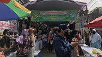 Stand UMKM dan bahan sembako berjejer saat bazar pasar murah di sepanjang Jalan Perpustakaan, depan kantor PKK Kota Sukabumi, Senin (28/3/2022).  