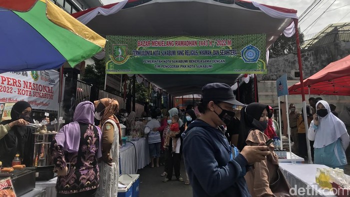 Jelang Ramadan, Warga Serbu Bazar Pasar Murah di Sukabumi Stand UMKM dan bahan sembako berjejer saat bazar pasar murah di sepanjang Jalan Perpustakaan, depan kantor PKK Kota Sukabumi, Senin (28/3/2022).