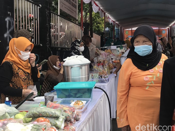 Stand UMKM dan bahan sembako berjejer saat bazar pasar murah di sepanjang Jalan Perpustakaan, depan kantor PKK Kota Sukabumi, Senin (28/3/2022).