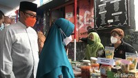 Warga lain, Imas (53) ikut mengantre untuk mendapatkan minyak goreng. Dia mengatakan, selisih harga antara minyak goreng di bazar dan di pasar cukup besar.   