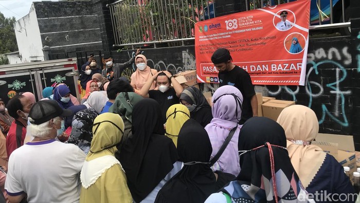 Stand UMKM dan bahan sembako berjejer saat bazar pasar murah di sepanjang Jalan Perpustakaan, depan kantor PKK Kota Sukabumi, Senin (28/3/2022).