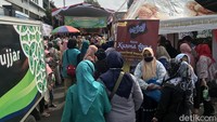 Irma (32) salah satu warga asal Kecamatan Cikole mengaku senang dengan adanya bazar sembako. Pada kesempatan tersebut, ia membeli minyak goreng dan sayur mayur dengan harga murah.   