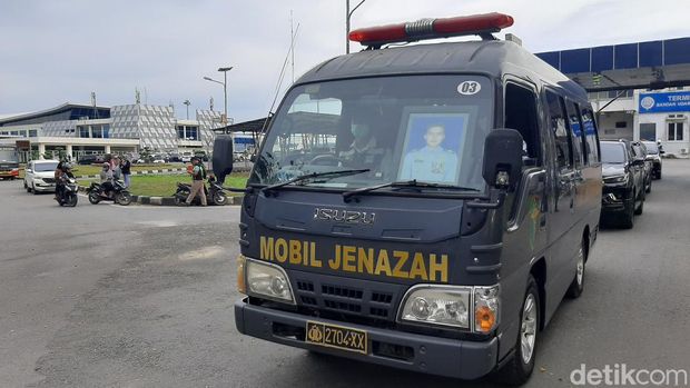 Jenazah Lettu Marinir (Anumerta) Muhammad Ikbal disambut haru warga di bandara Haluoleo, Kota Kendari (detikcom/Nadhir Attamimi)