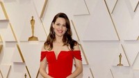 Jennifer Garner memilih tampil dengan gaun merah menyala yang membuatnya hampir menyatu dengan karpet tersebut. Getty Images via AFP/MIKE COPPOLA