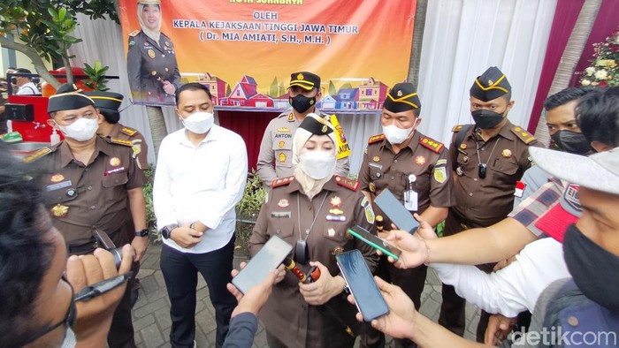 Kajati Jatim Mia Amiati setelah meresmikan Rumah Restorative Justice di Babat Jerawat