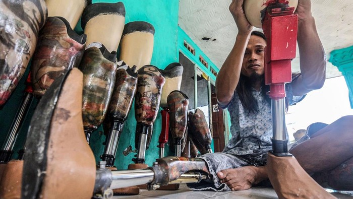 Kaki Palsu Bikinan Difabel Asal Cileungsi Ini Tembus Pasar Asia Tenggara Perajin yang juga penyandang disabilitas Ronald Regen (33) menyelesaikan pembuatan kaki palsu di Cileungsi, Kabupaten Bogor, Jawa Barat, Senin (28/3/2022). Kaki palsu tersebut dipasarkan ke seluruh kota di Indonesia serta diekspor ke negara-negara Asia Tenggara, dan dijual Rp2 juta- Rp 45 juta tergantung komponen bahan pembuatan kaki palsu. ANTARA FOTO/Yulius Satria Wijaya/YU