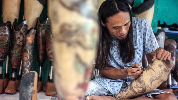 Kaki Palsu Bikinan Difabel Asal Cileungsi Ini Tembus Pasar Asia Tenggara Perajin yang juga penyandang disabilitas Ronald Regen (33) menyelesaikan pembuatan kaki palsu di Cileungsi, Kabupaten Bogor, Jawa Barat, Senin (28/3/2022). Kaki palsu tersebut dipasarkan ke seluruh kota di Indonesia serta diekspor ke negara-negara Asia Tenggara, dan dijual Rp2 juta- Rp 45 juta tergantung komponen bahan pembuatan kaki palsu. ANTARA FOTO/Yulius Satria Wijaya/YU