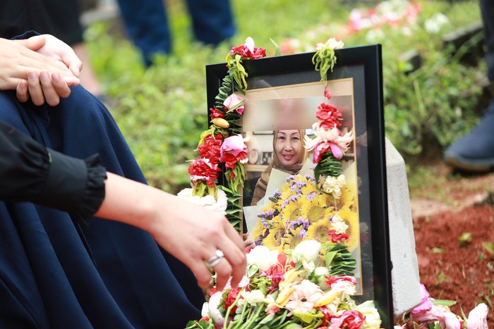Artis Kalina Oktarani beserta keluarga saat menghadiri pemakaman ibundanya di TPU Taman Abadi, Ciputat, Tangerang Selatan, Senin, (28/3/2022)