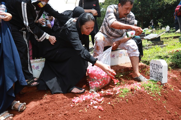 Kalina Oktarani Artis Kalina Oktarani beserta keluarga saat menghadiri pemakaman ibundanya di TPU Taman Abadi, Ciputat, Tangerang Selatan, Senin, (28/3/2022)