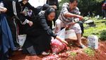 Duka dan Air Mata Kalina Oktarani di Pemakaman Ibunda