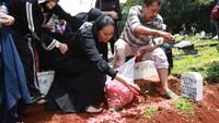 Kalina Oktarani hadir ke pemakaman sang Ibunda di TPU Khassan Al Khainah, Ciputat, Tangerang Selatan. (Foto: Palevi/detikcom) 