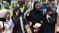 Meninggalnya sang ibunda dikabarkan Kalina lewat unggahan media sosial. Dia juga memohon agar kesalahan ibundanya dimaafkan. (Foto: Palevi/detikcom)  