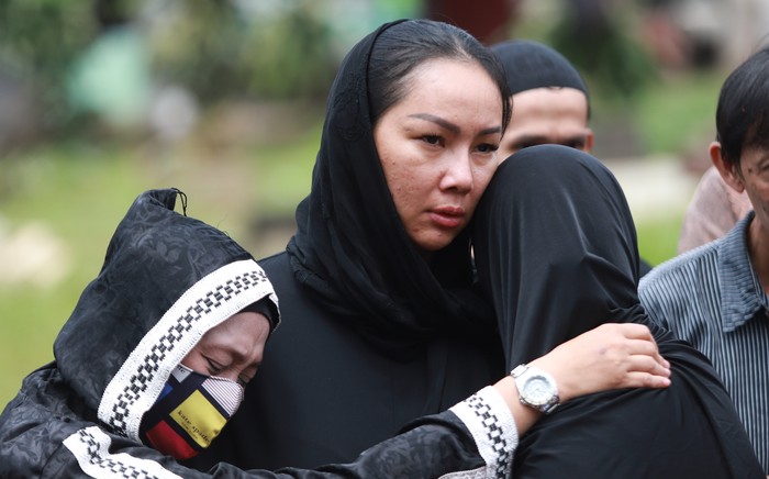 Kalina Oktarani Artis Kalina Oktarani beserta keluarga saat menghadiri pemakaman ibundanya di TPU Taman Abadi, Ciputat, Tangerang Selatan, Senin, (28/3/2022)