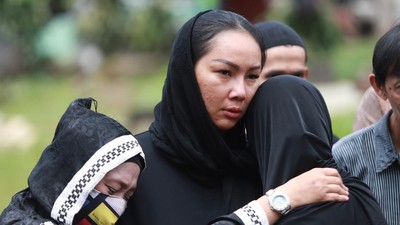 Duka dan Air Mata Kalina Oktarani di Pemakaman Ibunda