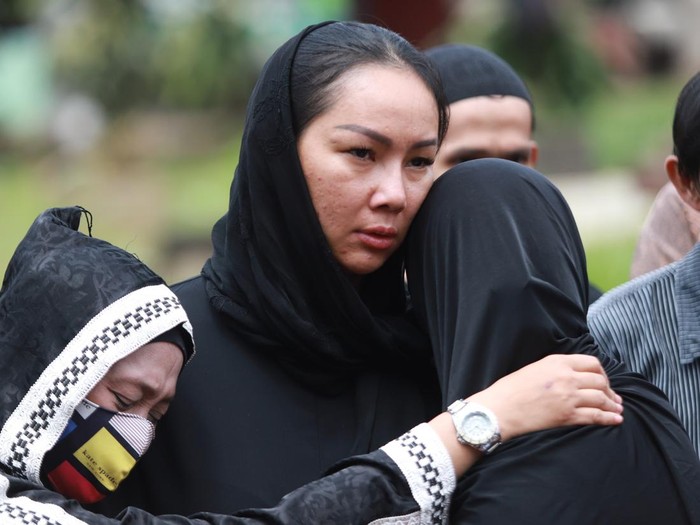 Artis Kalina Oktarani beserta keluarga saat menghadiri pemakaman ibundanya di TPU Taman Abadi, Ciputat, Tangerang Selatan, Senin, (28/3/2022)