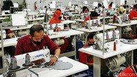 Ini adalah penampakan para pegawai pabrik Juragan 99 Garment. Pabrik ini berlokasi di bagian belakang kantor. Foto: Eduardo Simorangkir
