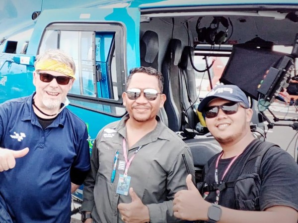 Kapten Pasek mengemudikan helikopter berjenis AS 350 B3E dari Squirrel untuk MotoGP Mandalika. Heli ini pula yang ia pakai untuk misi penyelamatan dari serangan teroris KKB Papua beberapa waktu lalu. (Foto: Kapten I Wayan Pasek)