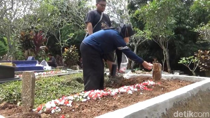 Kegiatan nyekar di salah satu makam di Purwakarta.