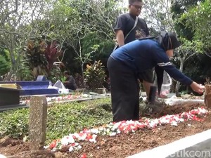 Tradisi Nyekar Jelang Ramadan Mulai Ramai di Purwakarta