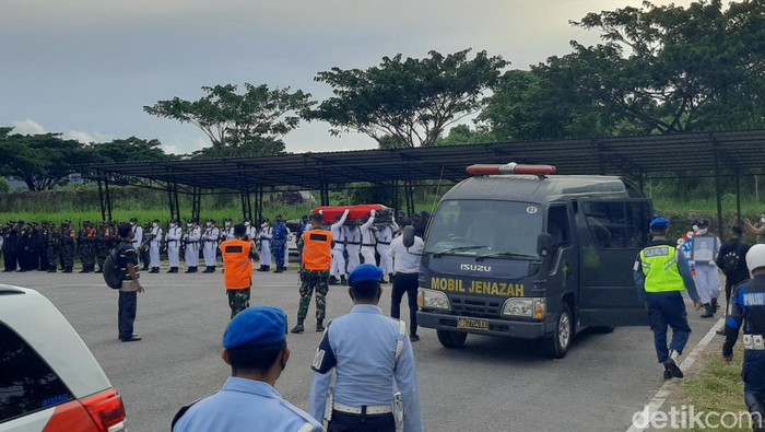 Keluarga Lettu Muhammad Ikbal korban gugur serangan KKB Papua menerima santunan Rp 454 juta.