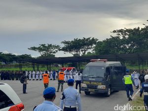 Haru Warga Kendari Sambut Jenazah Perwira Marinir Gugur Diserang KKB Papua