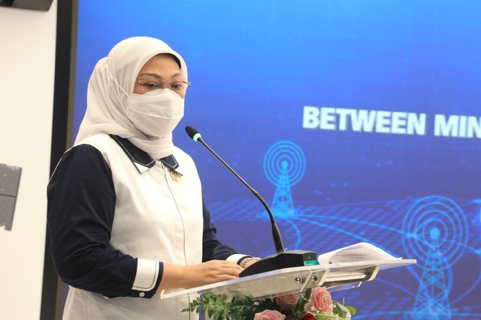 Menteri Ketenagakerjaan Ida Fauziyah dan CEO Huawei Indonesia Jacky Chen menyaksikan Penandatanganan Nota Kesepahaman Bersama (MoU) antara Kemnaker dengan Huawei Indonesia.
