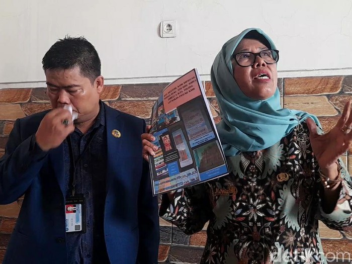 Kepala SMP Negeri 1 Wanasari, Murniasih, menunjukkan buku paket yang dibeli dari dinas dan dari toko online.