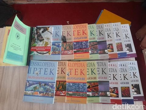 Kepala SMP Negeri 1 Wanasari, Murniasih, menunjukkan buku paket yang dibeli dari dinas dan dari toko online.