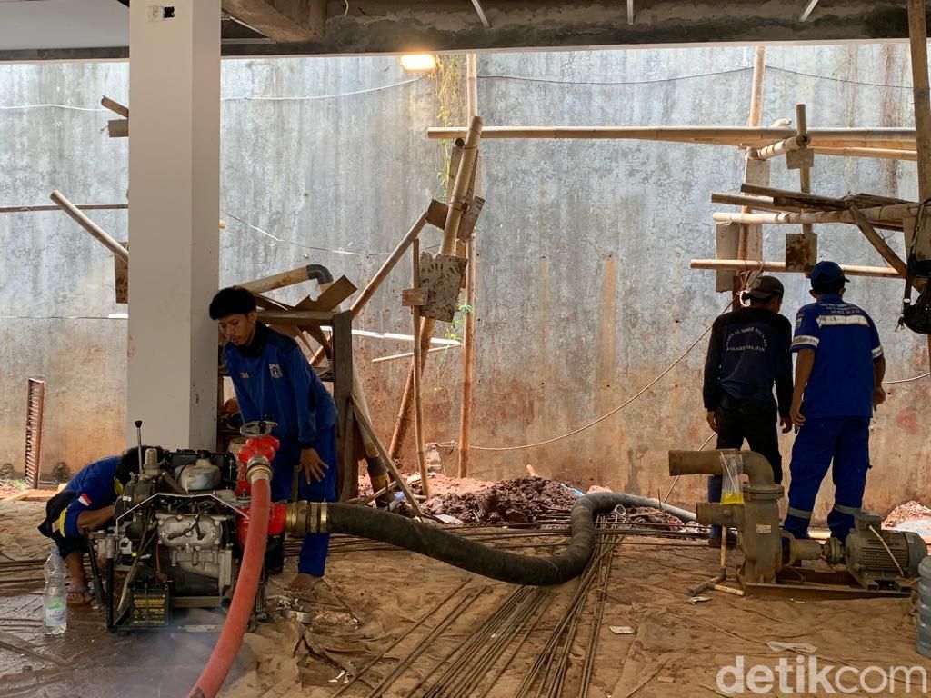 Kolam olakan sedang dibangun di GPIB Sumber Kasih, Lebak Bulus, Cilandak, Jaksel, 28 Maret 2022. (Mulia Budi/detikcom)