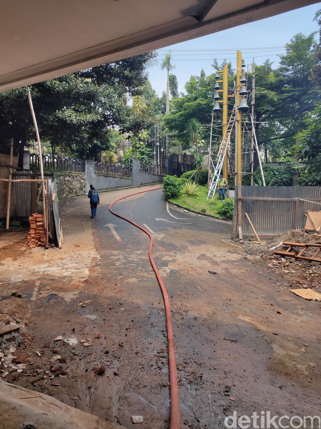 Kolam olakan sedang dibangun di GPIB Sumber Kasih, Lebak Bulus, Cilandak, Jaksel, 28 Maret 2022. (Mulia Budi/detikcom)