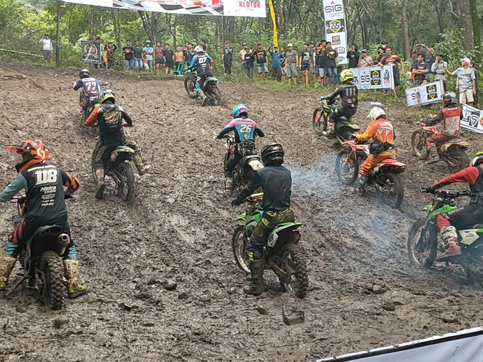 Sebanyak 150 rider mengikuti Kolotok Fun Enduro Competition 2022. Ajang itu digelar oleh Komunitas Trail Kediri (KTK).