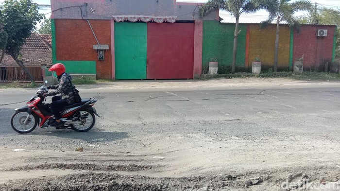 Kondisi bahu jalan jalur Pantura Pati-Rembang yang rusak, Senin (28/3/2022).