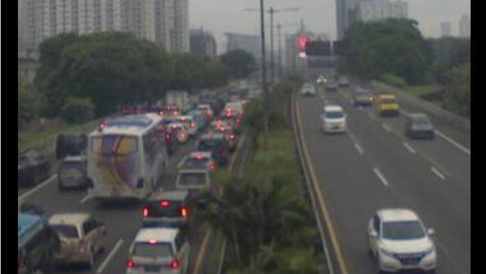 Kondisi lalu lintas di Tol Dalam Kota KM 0+600 pagi ini