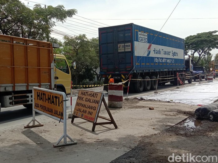 Kondisi terkini arus lalu lintas di titik perbaikan jalur Pantura ruas Desa Lengkong, Kecamatan Batangan, Senin (28/3).