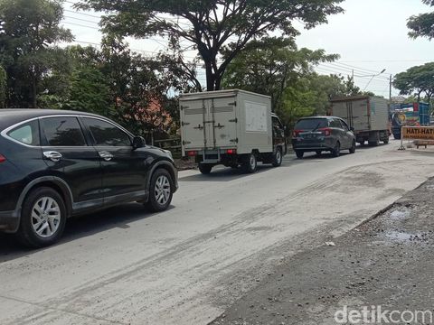 Kondisi terkini arus lalu lintas di titik perbaikan jalur Pantura ruas Desa Lengkong, Kecamatan Batangan, Senin (28/3).