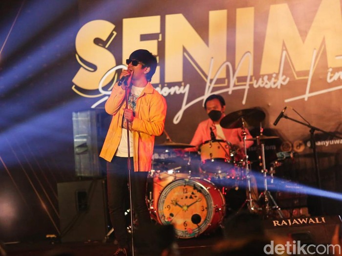 Konser Seniman di Banyuwangi dimeriahkan musisi antarzaman dari Deddy Dhukun sampai DMasiv
