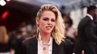 Kristen Stewart saat berpose di red carpet Oscar 2022 di California, AS pada Minggu (27/3) waktu setempat. Getty Images via AFP/EMMA MCINTYRE