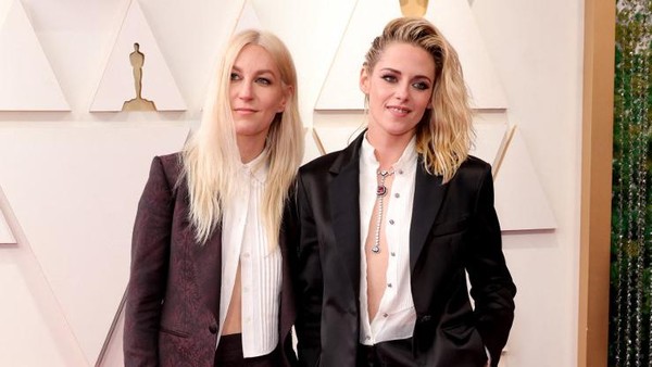 Kristen Stewart Kompak Bareng Kekasih Wanitanya di Oscar 2022
