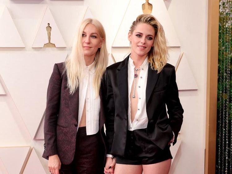 Kristen Stewart Kompak Bareng Kekasih Wanitanya di Oscar 2022