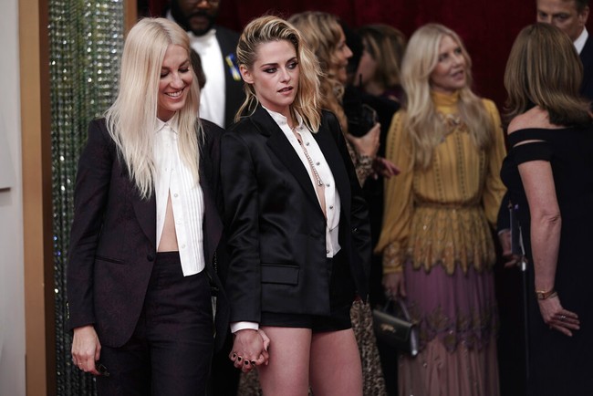Hadir di Academy Awards ke-94, Kristen Stewart menjadi sorotan dengan gayanya yang maskulin. Tanpa mengenakan gaun ala princess, Kristen Stewart memilih penampilan androgini dengan menggunakan blazer dan celana. Selain gayanya yang disorot, dia pun membawa serta tunangan yakni Dylan Meyer. Foto: dok. AP