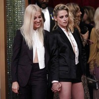 Hadir di Academy Awards ke-94, Kristen Stewart menjadi sorotan dengan gayanya yang maskulin. Tanpa mengenakan gaun ala princess, Kristen Stewart memilih penampilan androgini dengan menggunakan blazer dan celana. Selain gayanya yang disorot, dia pun membawa serta tunangan yakni Dylan Meyer. Foto: dok. AP