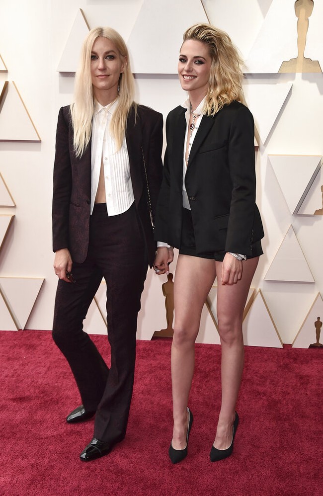 Kristen Stewart mengumumkan pertunangannya dengan Dylan Meyer pada November 2021. Datang ke Oscars, aktris dan penulis film itu juga memperlihatkan keromantisan mereka. Foto: dok. AP