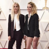 Kristen Stewart mengumumkan pertunangannya dengan Dylan Meyer pada November 2021. Datang ke Oscars, aktris dan penulis film itu juga memperlihatkan keromantisan mereka. Foto: dok. AP