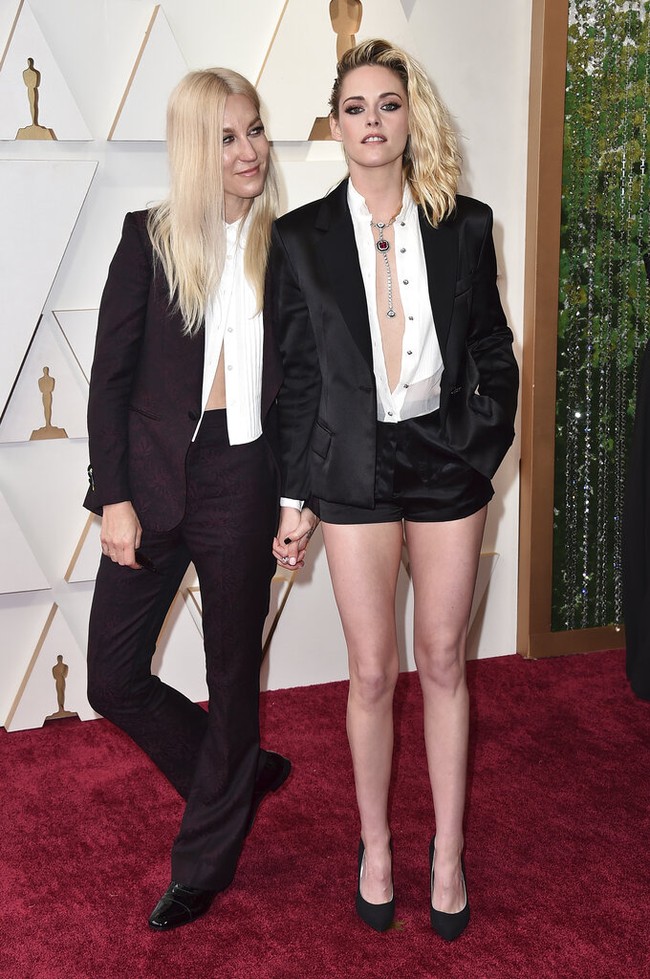 Keduanya tampil kompak dengan menggunakan busana senada. Kedua tersebut mengenakan kemeja putih yang sengaja tidak dikancing. Foto: dok. AP