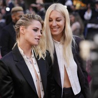 Kristen Stewart dan Dylan Meyer menikah setelah berpacaran sembilan tahun. Dilansir Just Jared, pasangan itu menikah dalam prosesi sederhana dan tertutup di rumah mereka di Los Angeles, AS pada Minggu (20/4/2025) lalu.Foto: dok. AP