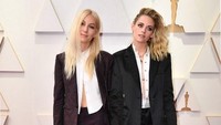 Keduanya pun tampil seksi dengan tak mengancing kemeja yang dikenakannya itu. AFP/ANGELA WEISS