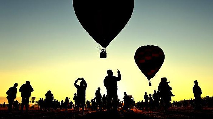 'Kukang' Raksasa Meriahkan Festival Balon Udara di Australia WANGARATTA, AUSTRALIA - MARCH 26: Hot Air Balloons take flight from Brown Brothers Milawa Airfield on March 26, 2022 in Wangaratta, Australia. The King Valley Balloon Fiesta runs from 25 to 27 March. This year the event's feature Special Shape is a 33m tall 3 toed sloth called Tico. (Photo by Quinn Rooney/Getty Images)