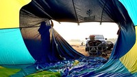 Warga mempersiapkan balon udara untuk terbang di lapangan udara Brown Brothers Milawa Airfield.  