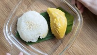 Pedangdut Inul Daratista membuka usaha durian potong kemasan bernama Durian Edition. Potongan buah durian ini bisa dipadukan dengan ketan hingga croffle. Pilihan variannya ada Musang King, Black Thorn, hingga Black Gold. Harganya sekitar Rp 320 ribu per boks. Foto: durianedition.id 